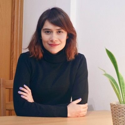 Ana María Díaz González, psicóloga y tanatóloga, con los brazos cruzados